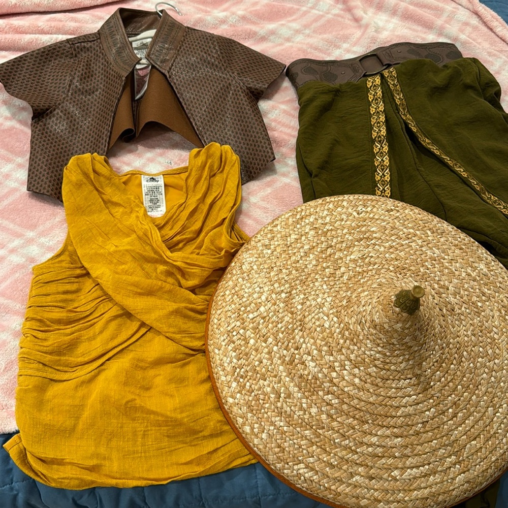 Raya costume size 9/10